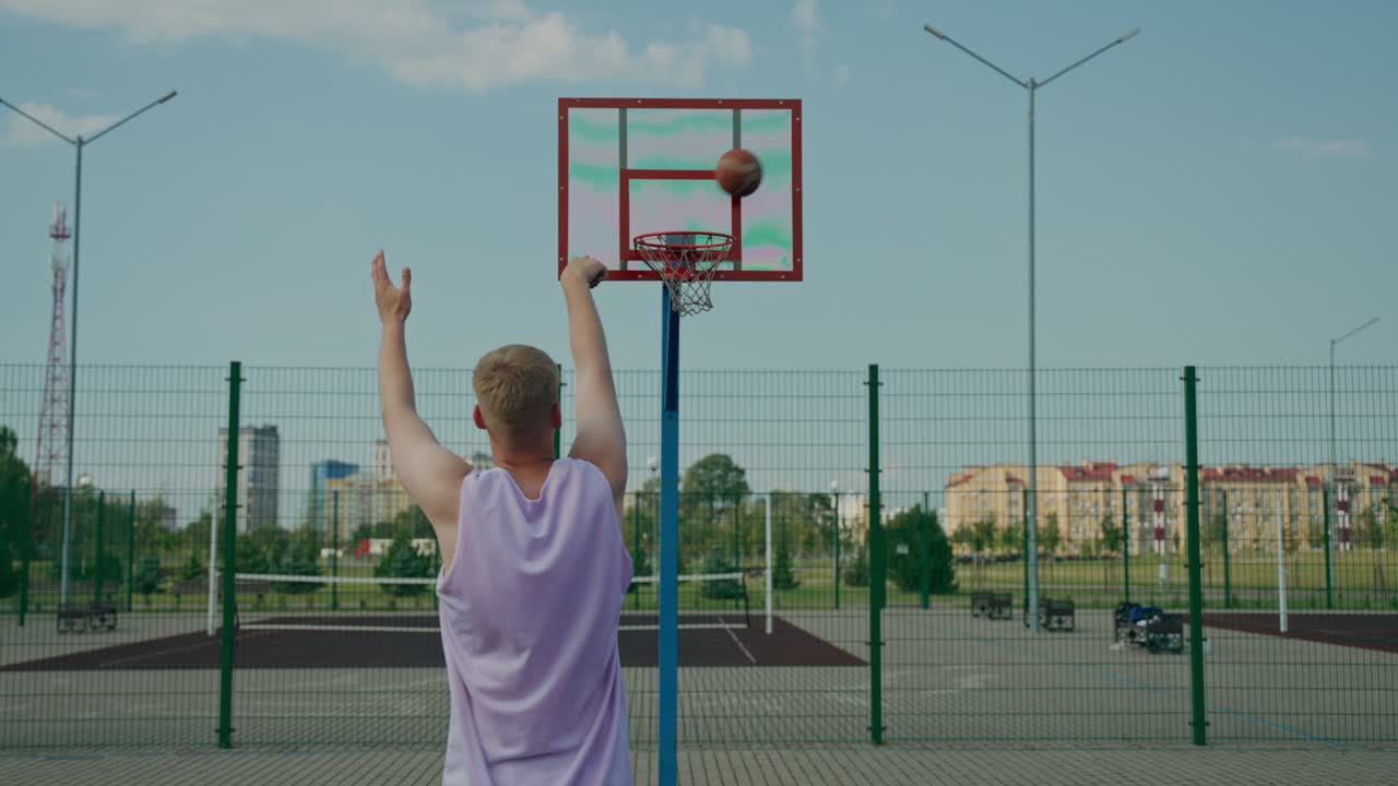 Partita di basket su un campo all'aperto