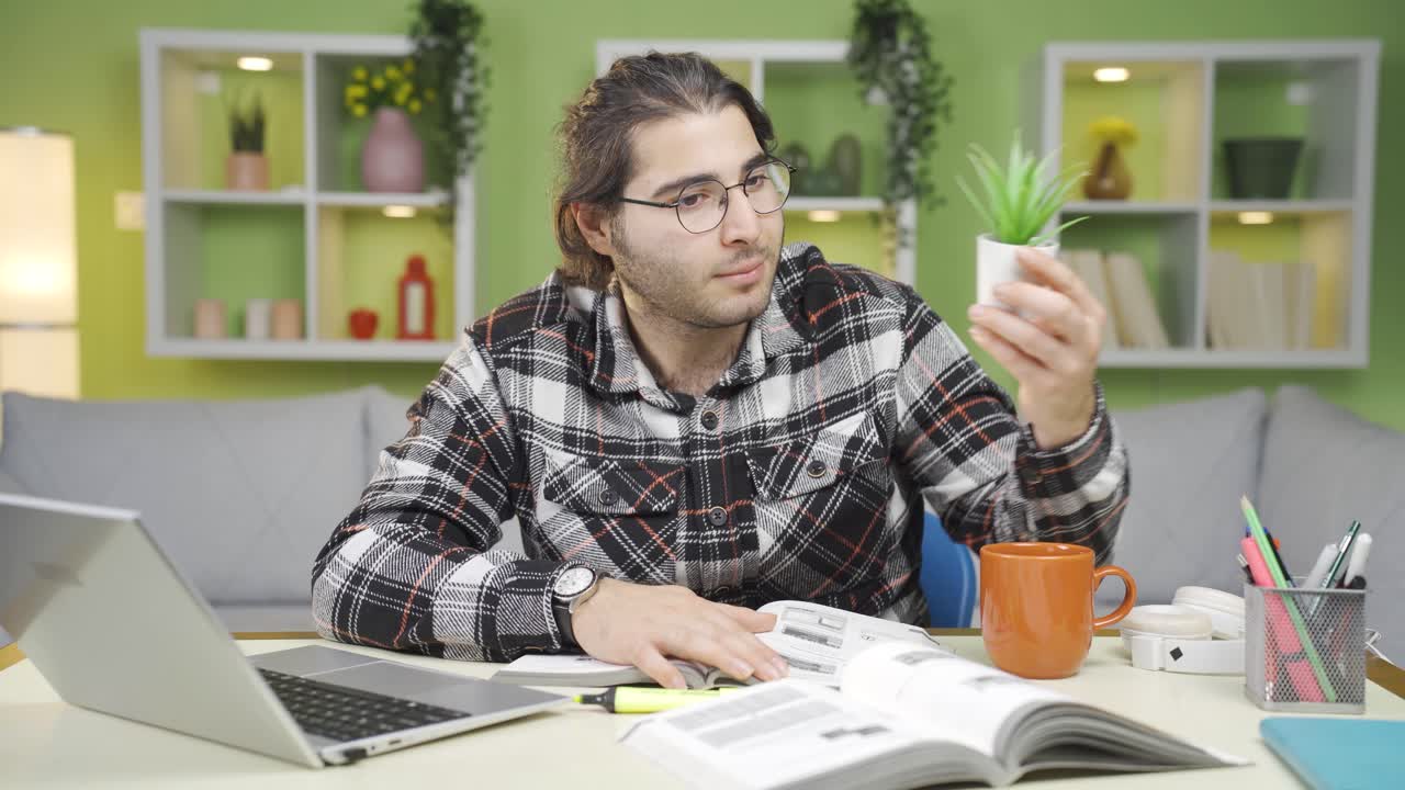 el estudiante masculino con un problema de concentración está distraído.
