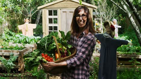 mujer madura sosteniendo una canasta de verduras 4k