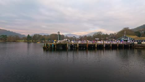 Vista-De-La-Aldea-De-Cumbria-De-Ambleside-Tomada-Desde-El-Lago-Windermere