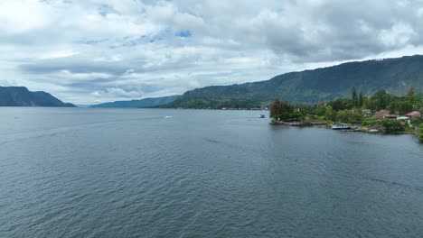 El-Pueblo-De-Tuktuk-Ofrece-Impresionantes-Vistas-Del-Lago-Y-Las-Montañas-Circundantes.