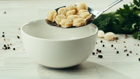 cocinar albóndigas en un cuenco
