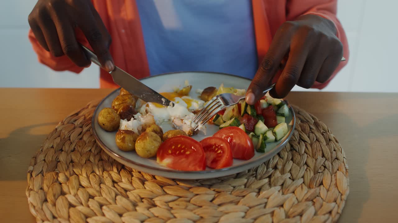 Pessoa comendo uma refeição saudável.