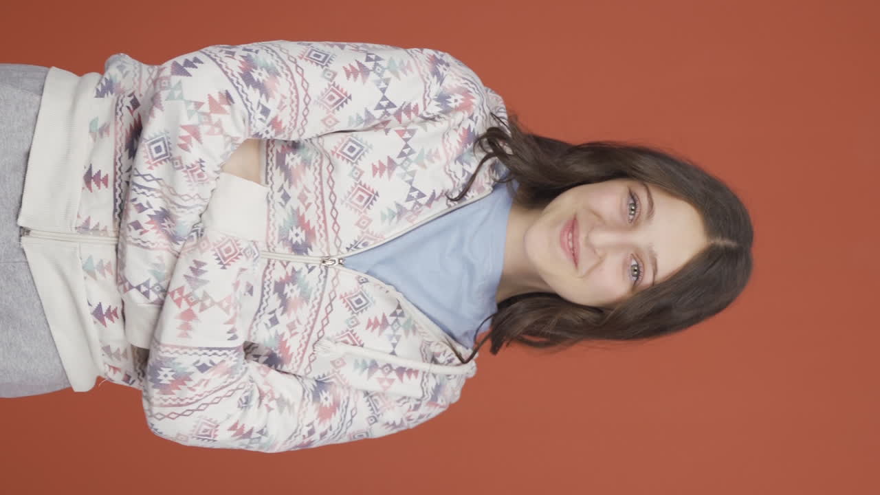 카메라를 향해 눈을  ⁇ 이는 젊은 여성의 수직 비디오.