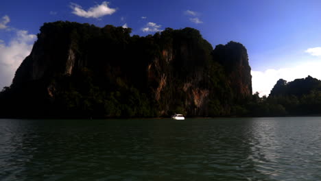 mirando la isla en el barco en krabi