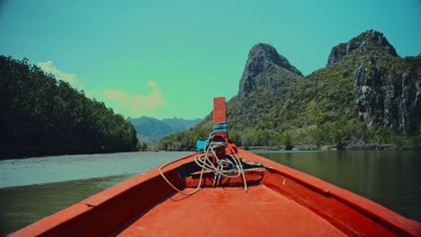 Segeln-Auf-Einem-Fluss-In-Thailand,-Umgeben-Von-Kalksteinhügeln