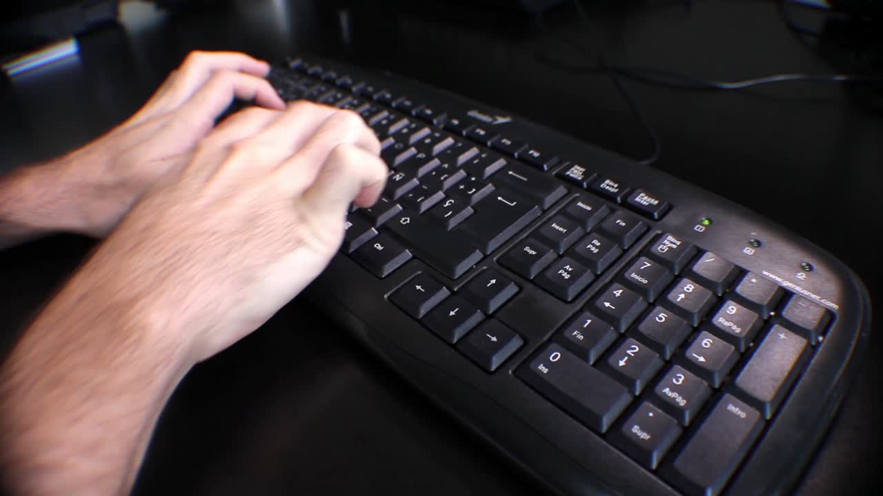 Tampilan Dekat Tangan Mengetik di Keyboard Komputer Hitam