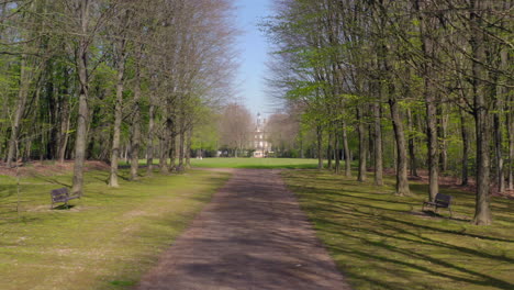 hermoso parque en la ciudad de flers, normandía, francia