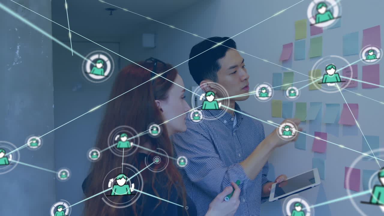 animación de la red de conexiones entre diversas personas de negocios que usan tablets en la oficina