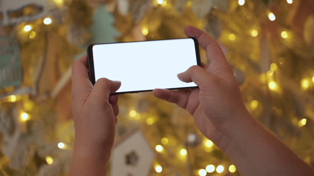 흰색 스크린 폰을 사용하는 손 2