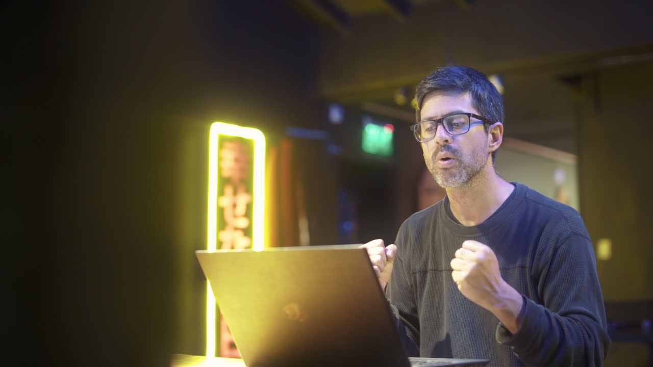hombre feliz reaccionando a una gran noticia en el interior emocionado