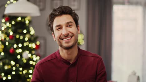 vista de mano de un hombre sonriente en el tiempo de navidad