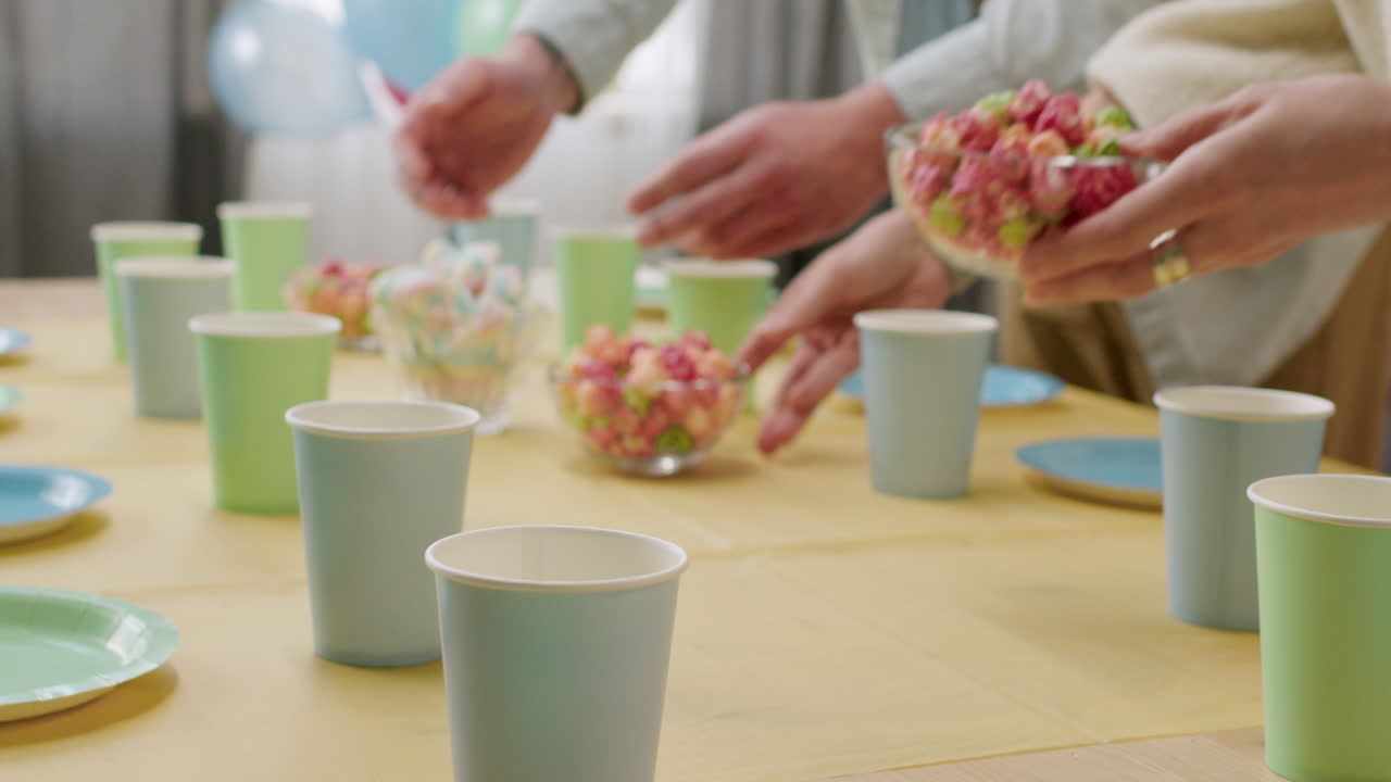 pareja decorando la casa