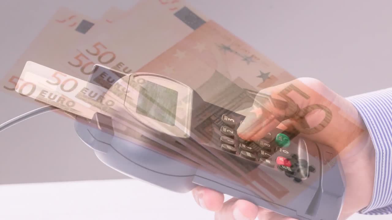 анимация евробанкнот , падающих с рук кавказского человека , держащего платежный терминал