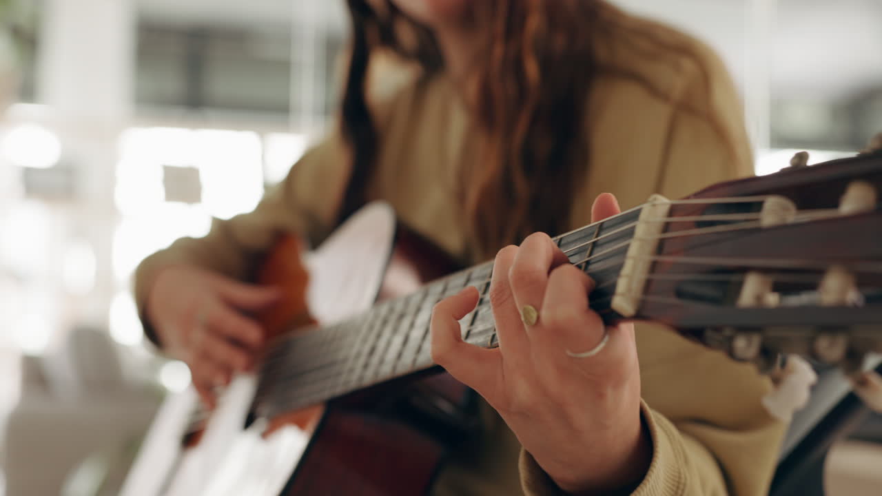 guitarra, música y manos con una mujer tocando