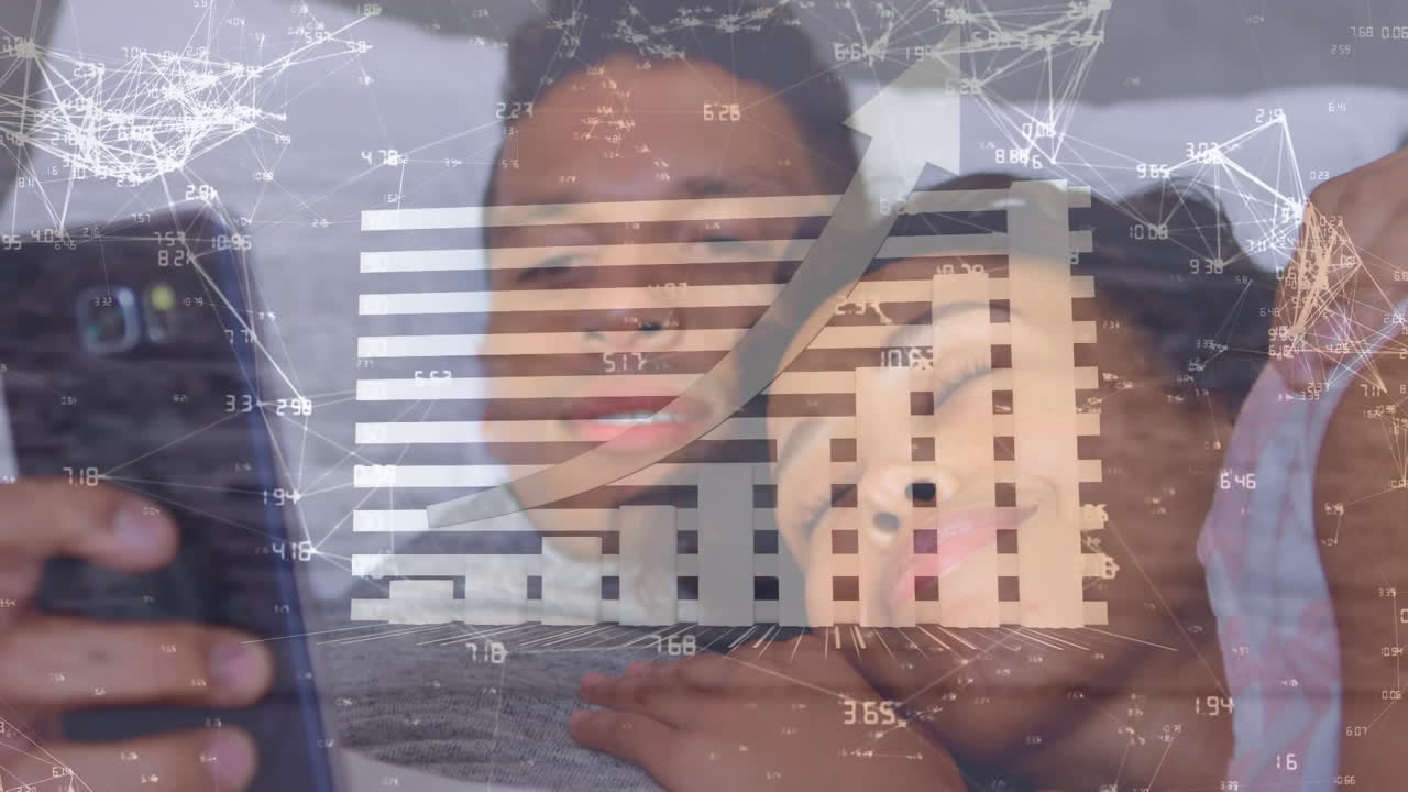 스마트폰을 사용하는 두 인종의 커플에 대한 데이터 처리의 애니메이션