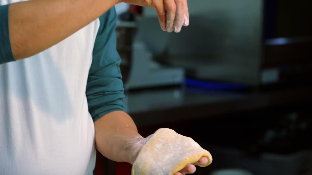 panadero preparando la masa en la panadería 4k