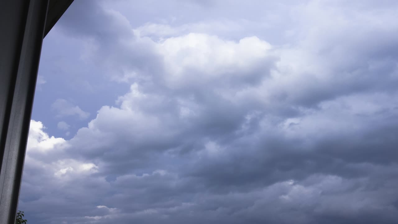구름 속의 비 위에