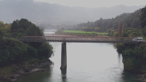 Toma-Aérea-De-Vehículos-Cruzando-El-Puente-De-Hierro-Sobre-El-Río-Buller-En-La-Isla-Sur-De-Nueva-Zelanda