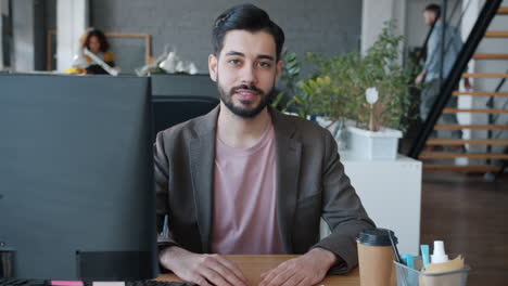 hombre de negocios en el cargo