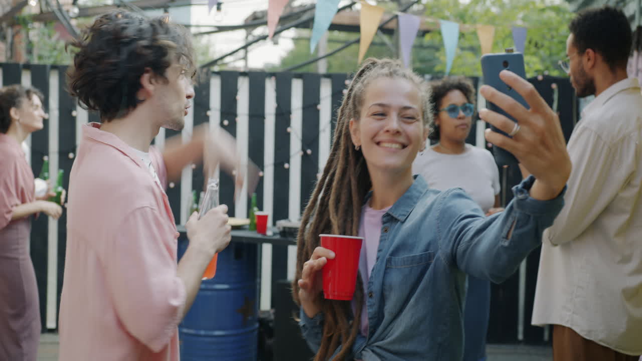 뒷마당 파티 에서 재미 를 느끼는 친구 들