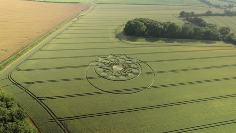 visão aérea sobre o belo círculo de colheita no campo de owslebury, na inglaterra - foto de drone