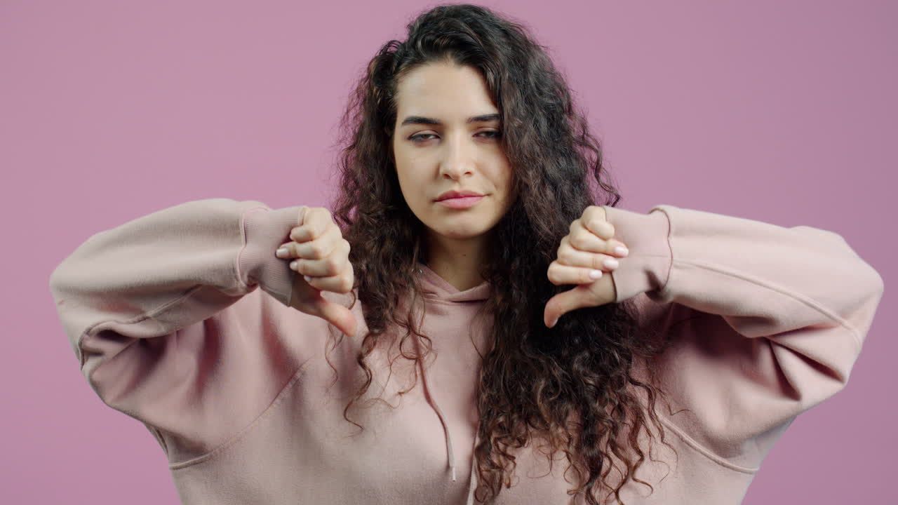 mujer dando pulgares hacia abajo