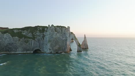 alrededor de los acantilados de etretat al atardecer