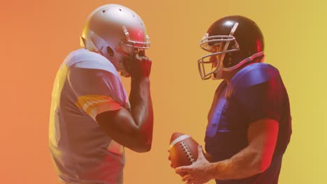 Video-Verschiedener-American-Football-Spieler-Mit-Ball-Auf-Gelbem-Bis-Orangefarbenem-Hintergrund