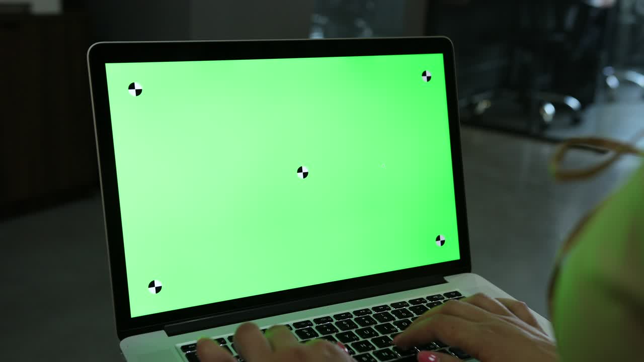 plantilla de portátil con pantalla transparente blanca, pantalla en blanco de la computadora aislada