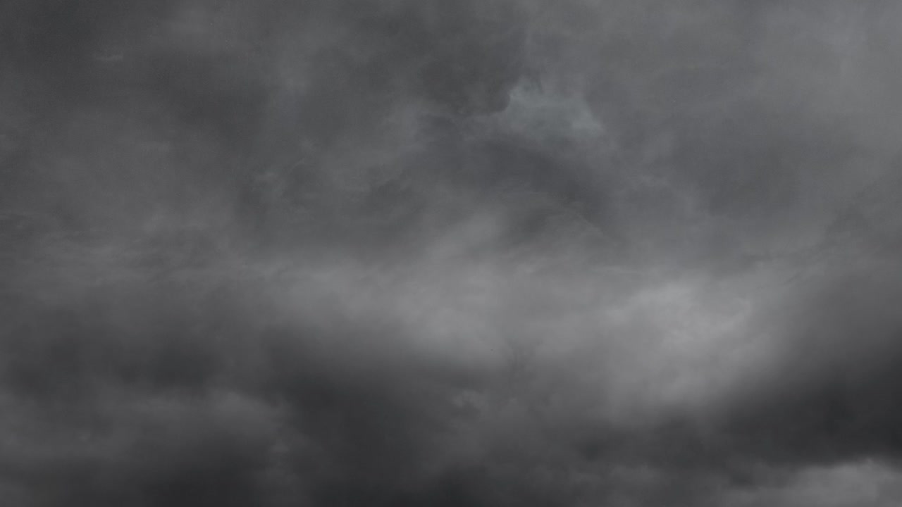 어두운 두꺼운 구름 내부의 뇌우가 하늘에서 발생했습니다.