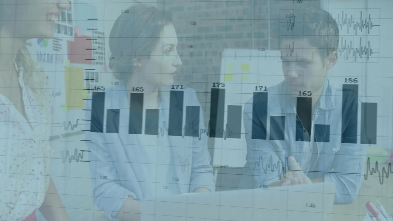 Stående analytiker præsenterer glidende søjlediagrammer på kontorets bærbare computer, mens teamet gennemgår forretningsdata