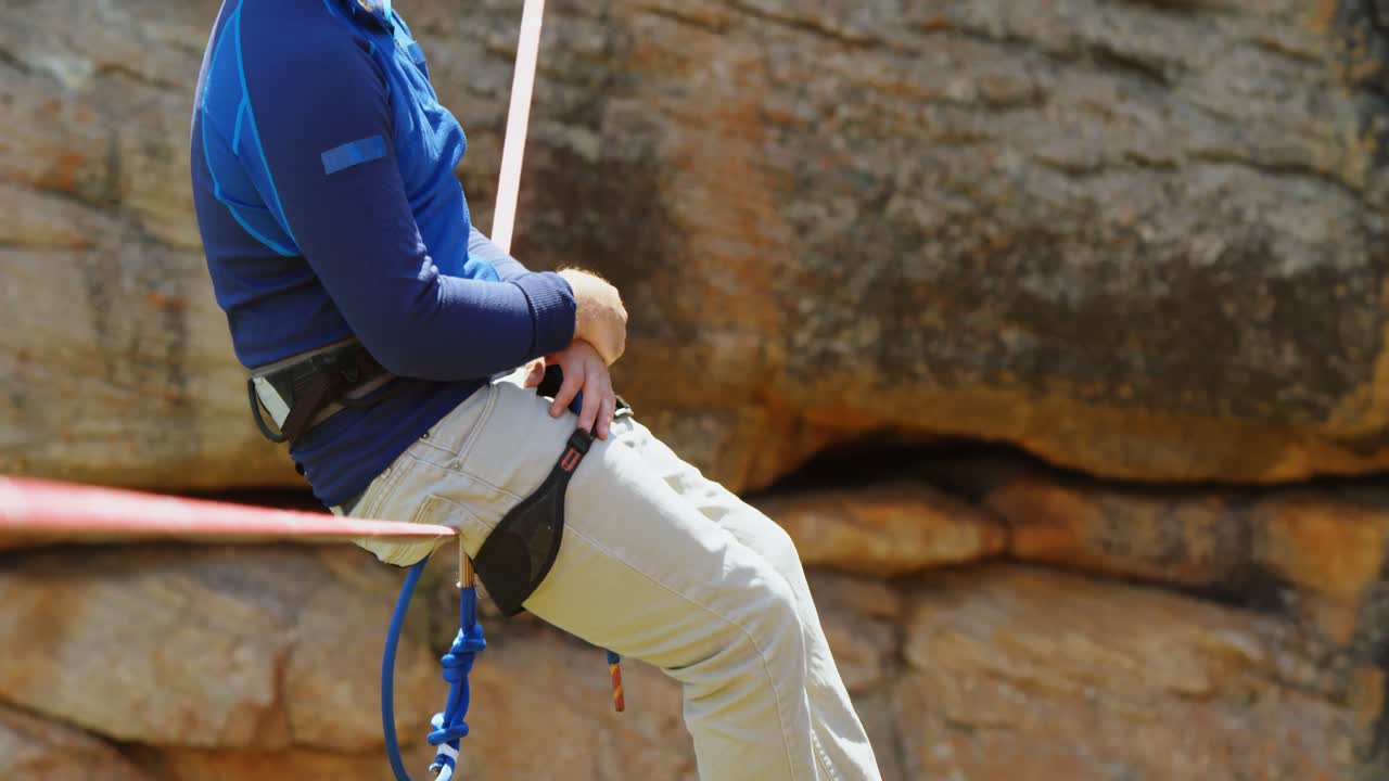 4k 로프에서 휴식을 취하는 산악인