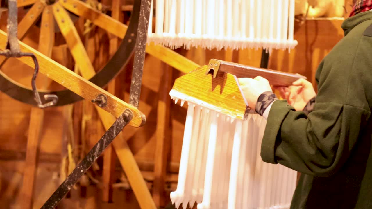 producción tradicional de velas de cera en acción