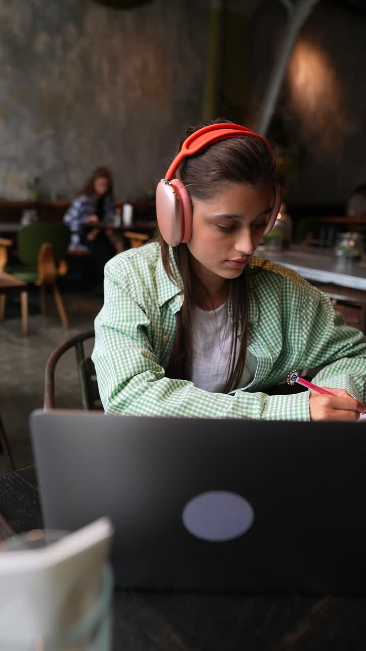 mujer estudiando en un café