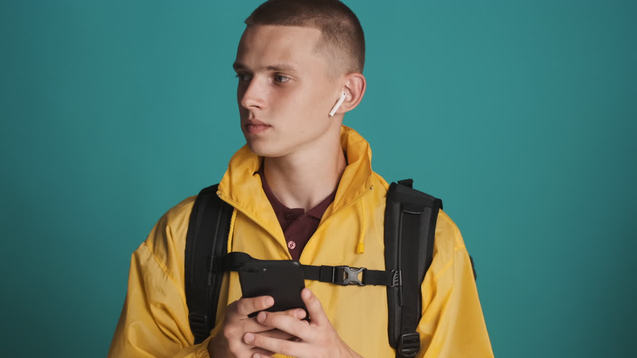 hombre rubio con mochila hablando