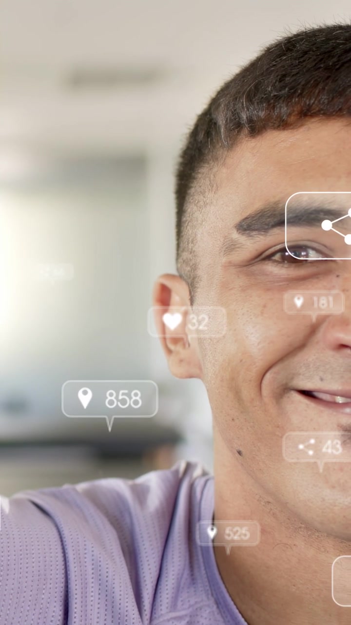 Video verticale: Uomo che si fa un selfie che avvia la fotocamera, reagendo alle icone dei social media che appaiono sul viso