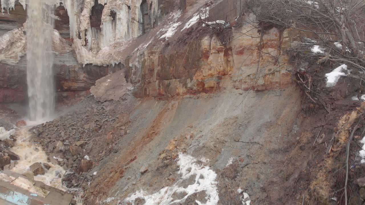 얼어붙은 폭포와 절벽