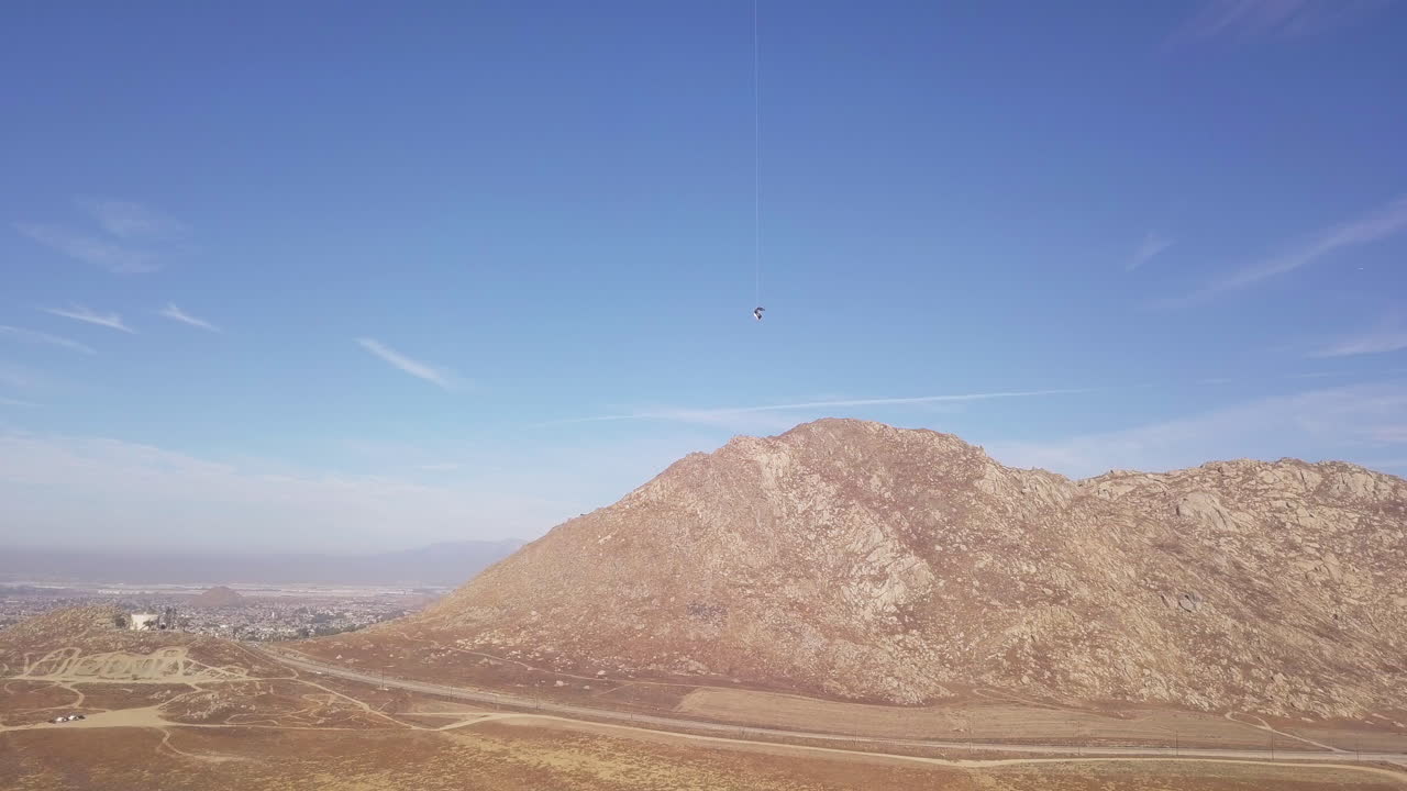 매의 맹금류는 캘리포니아 사막에서 미친듯이 높은 고도를 날아다닌다