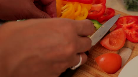 una mujer preparando una ensalada.