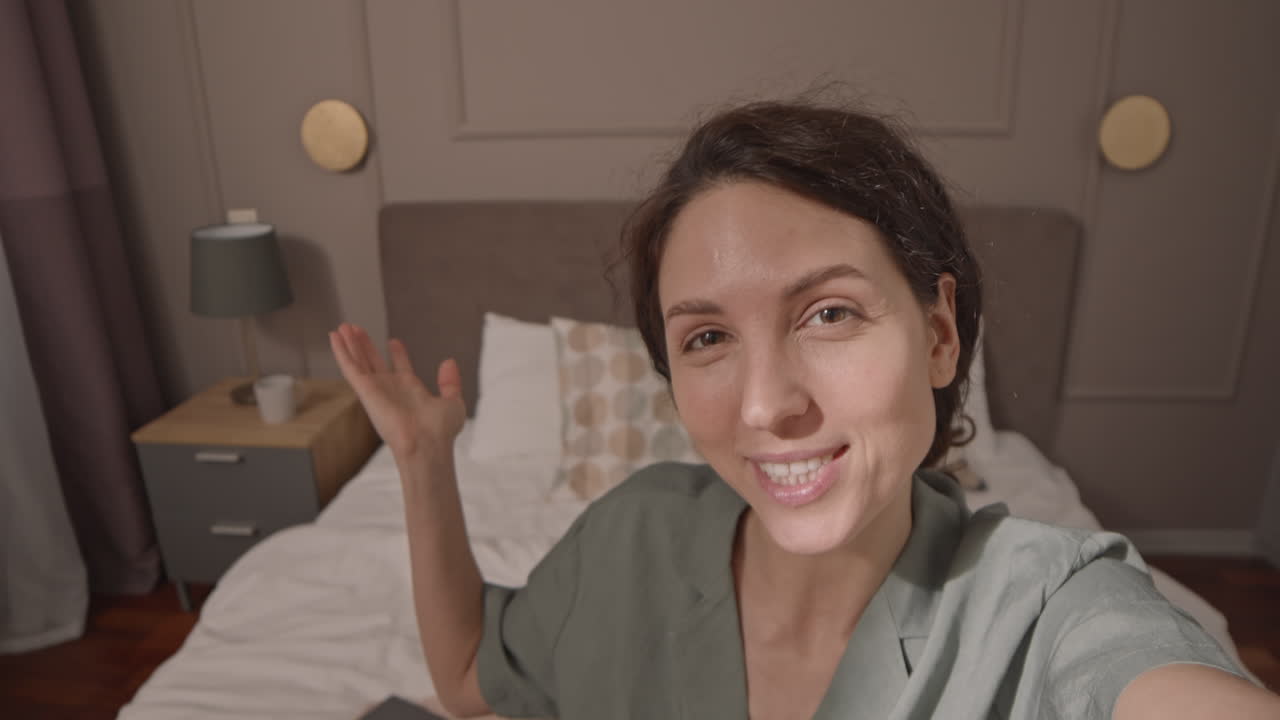 una mujer tomando una selfie en su dormitorio.