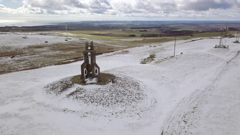 Luftaufnahmen-Von-St-Johnstons-Mount-Monument-Im-Schnee-An-Einem-Wintertag-In-Aberdeenshire,-Schottland