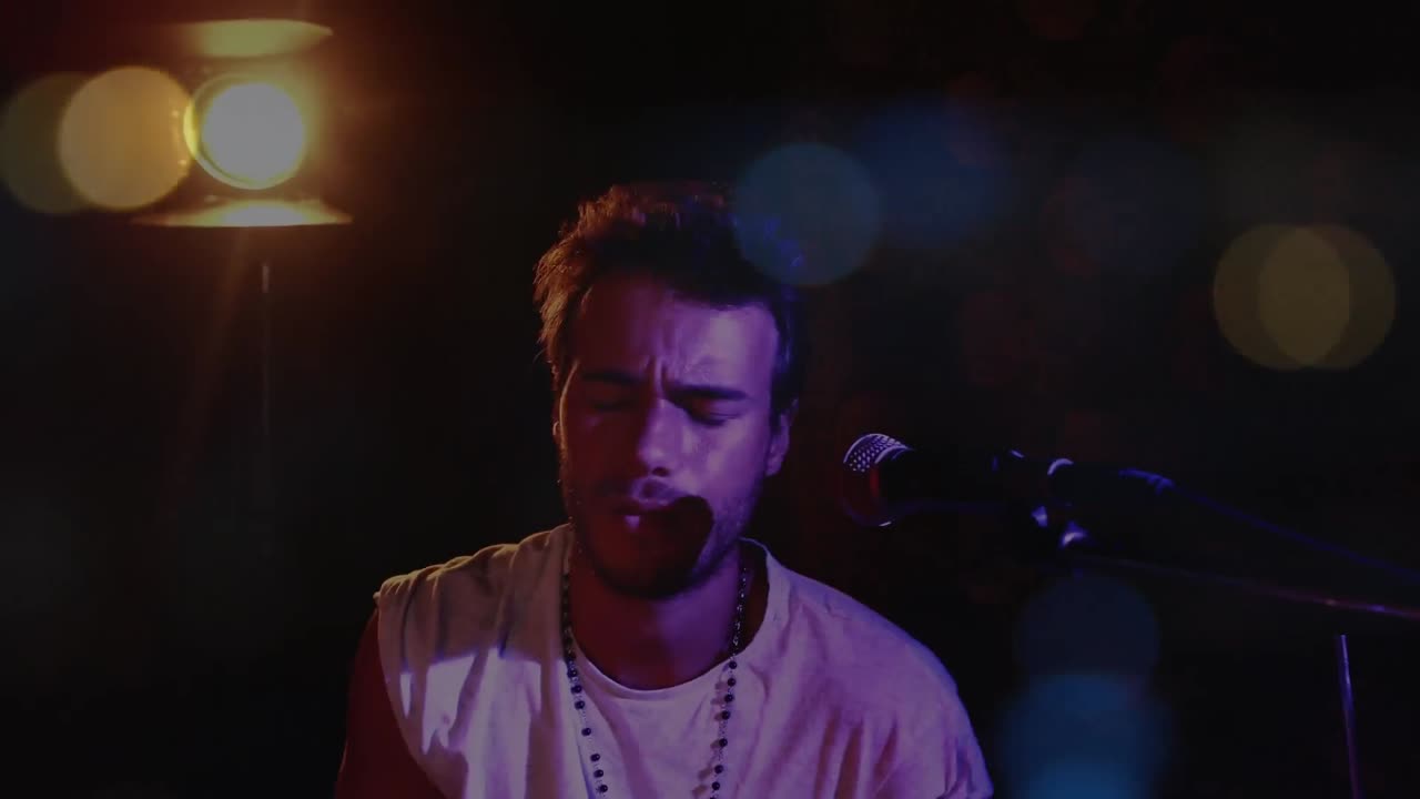 animación del tráfico rodado borroso sobre un músico caucásico que toca la percusión