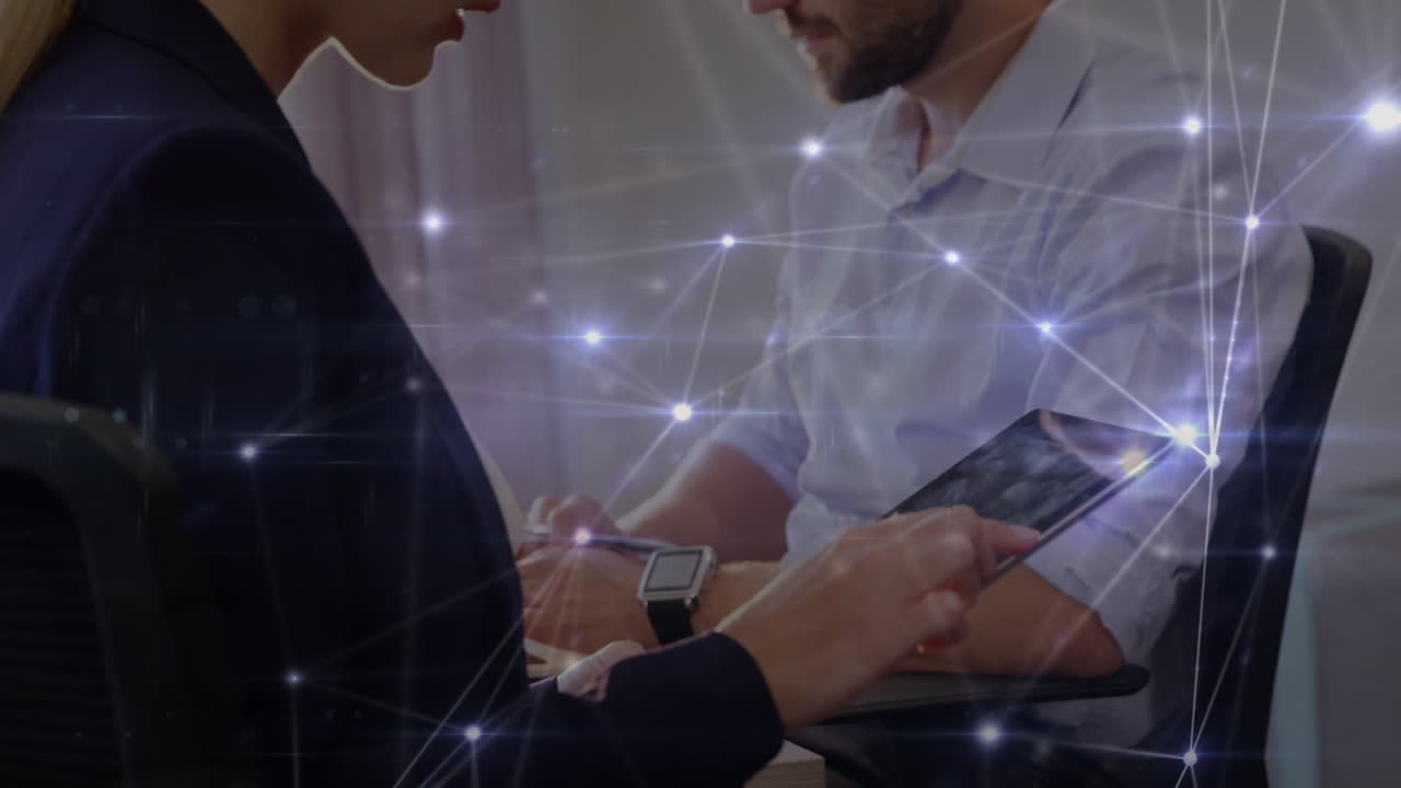 animación de la red de conexiones a través de una mujer de negocios caucásica usando una tableta