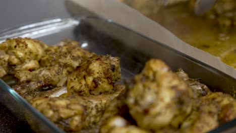 pinzas que se utilizan para transferir patas de pollo picantes de un cuenco a otro, capturando la esencia de la preparación de la comida y la emoción de la competencia culinaria