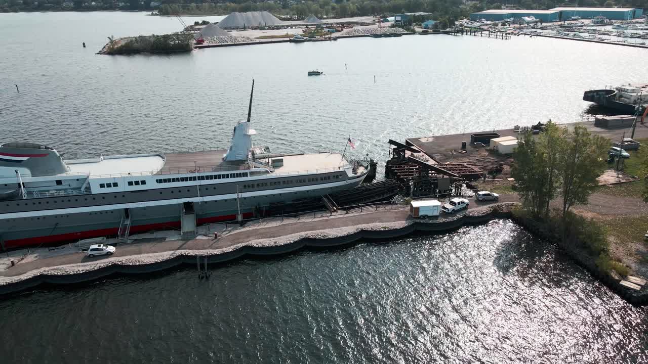 밀워키 클리퍼의 리노베이션 주위를 상승 및 회전