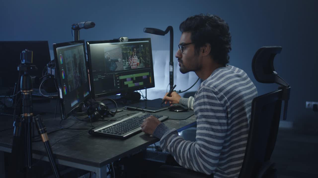 editor de video trabajando en un proyecto