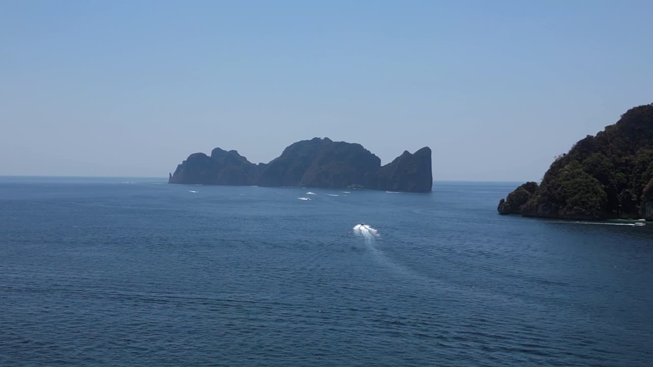 비밀 파라다이스에서 경주하는 스피드 보트 피 피 레 섬을 배경으로 한 빛 날