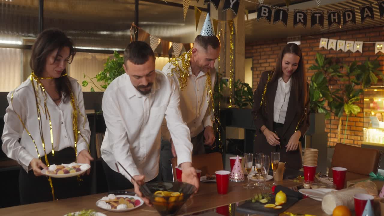 fiesta de cumpleaños en la oficina.