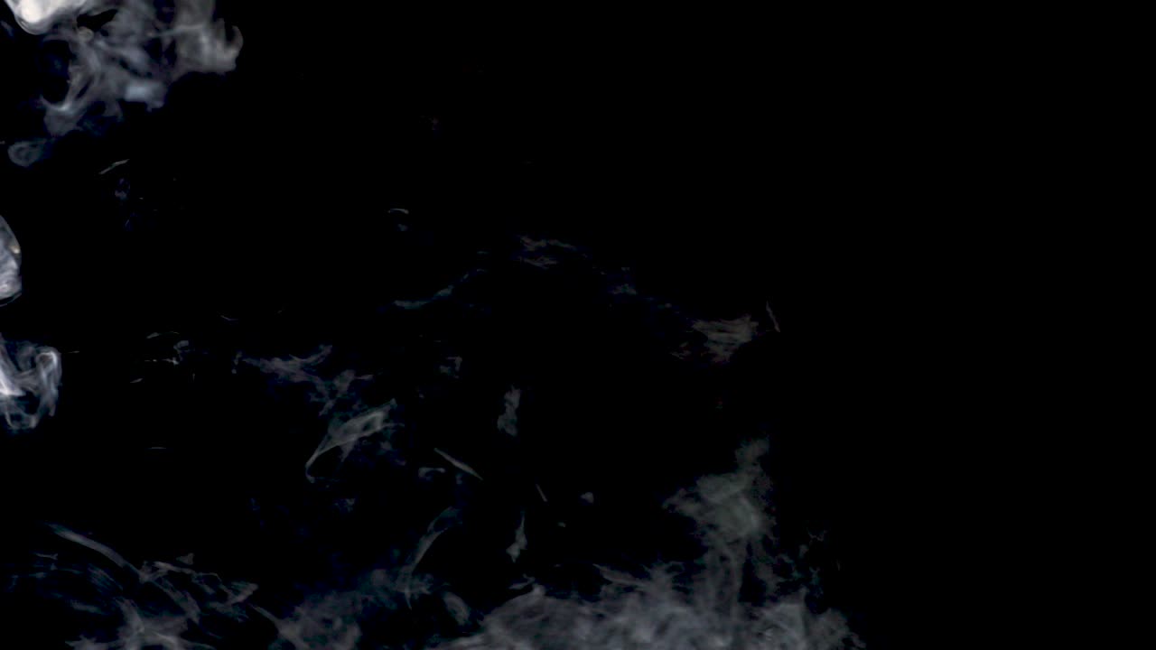 연기가 검은 배경에 흰색